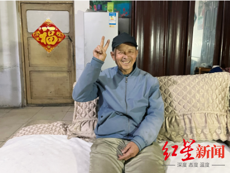 赵大爷在家接受红星新闻独家专访