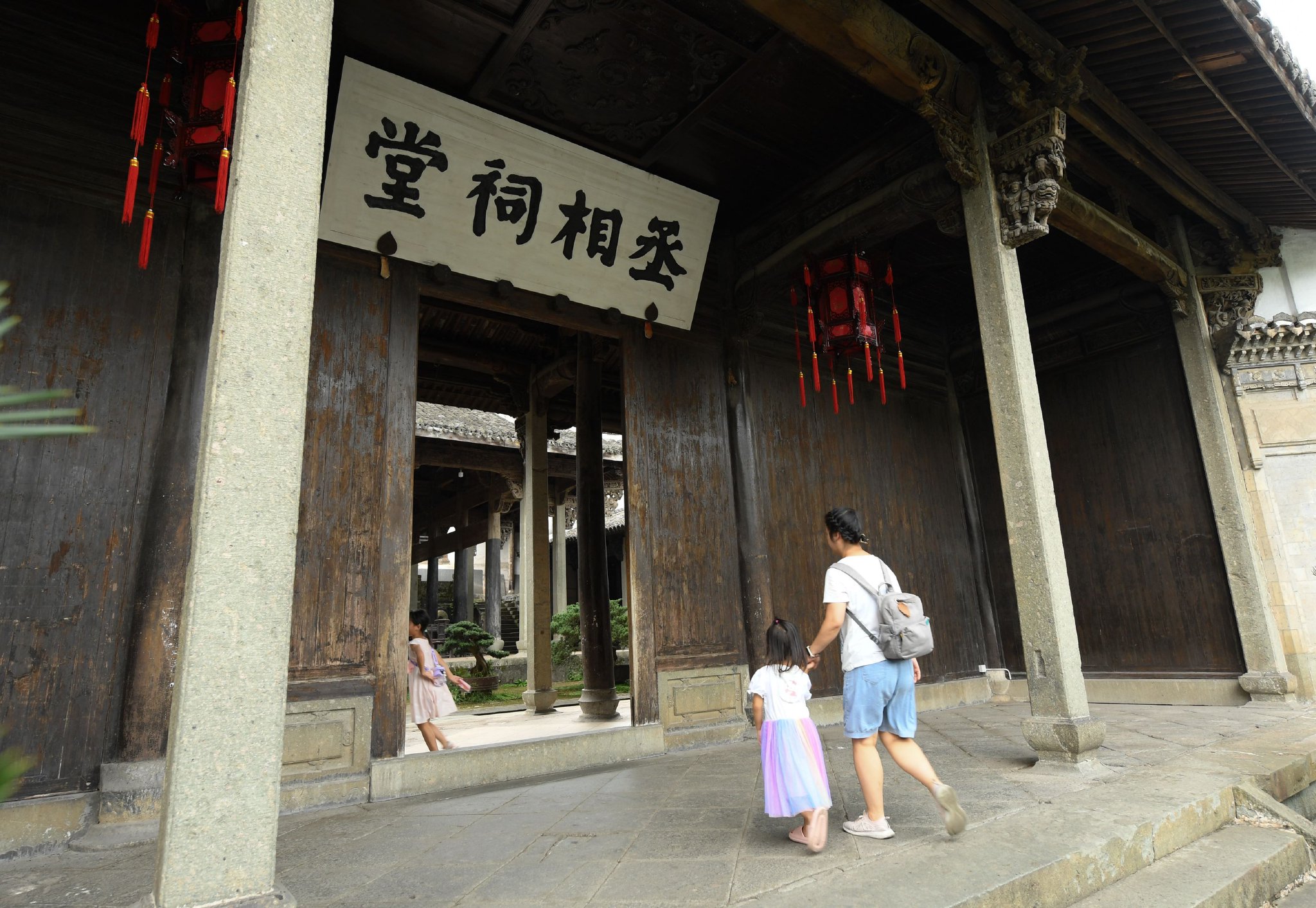 游客在诸葛村丞相祠堂参观游览(2023年8月1日摄)。新华社记者 翁忻旸 摄