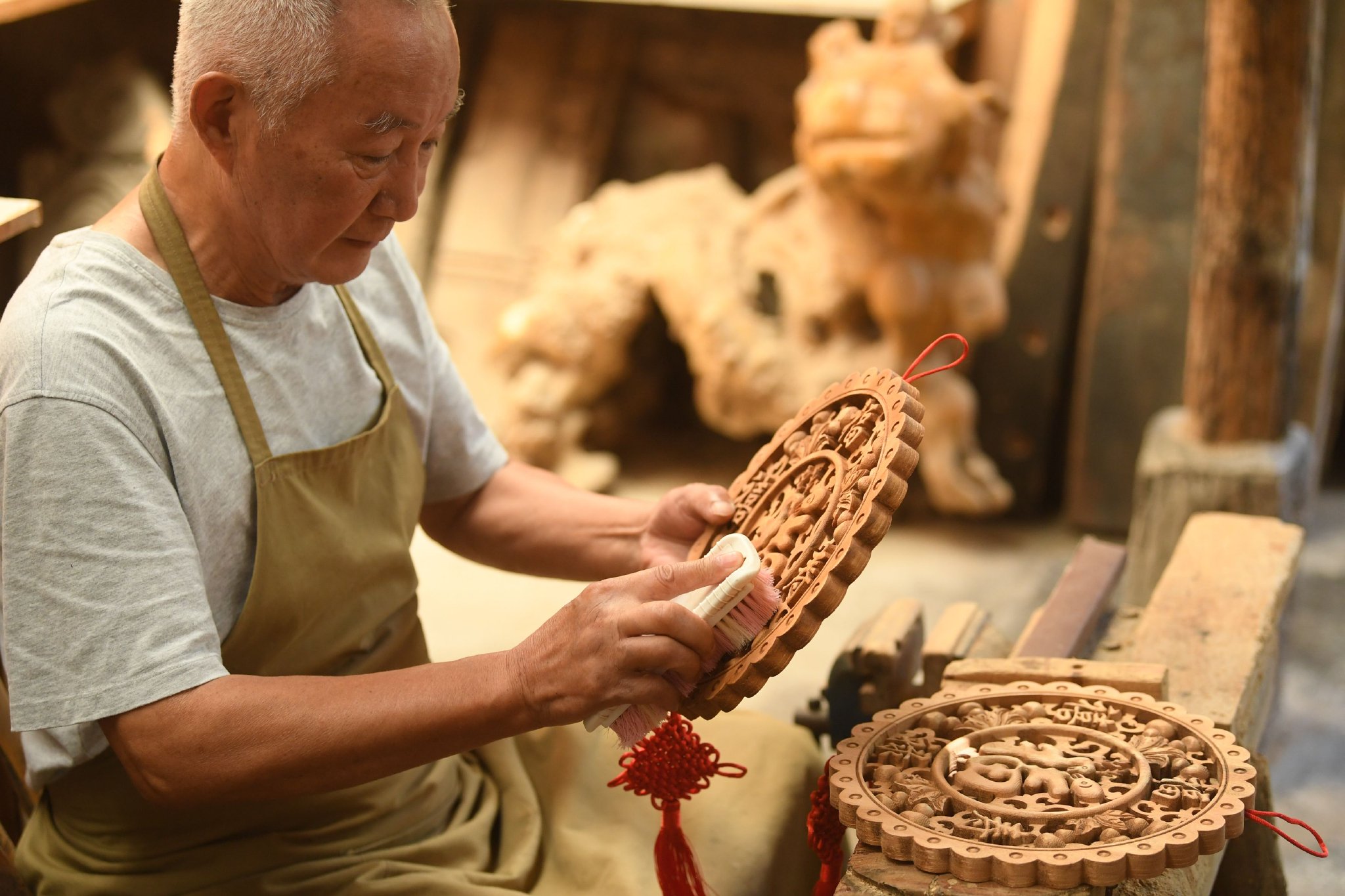 一名木工在诸葛村清理作品(2023年8月1日摄)。新华社记者 翁忻旸 摄