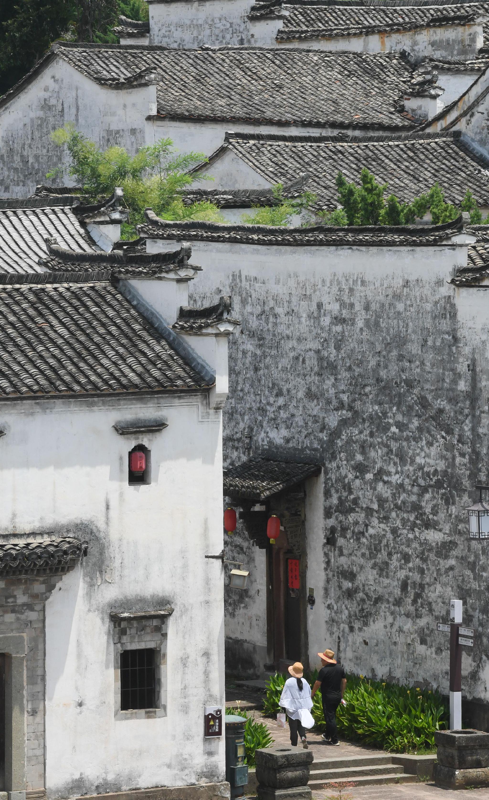 游客在诸葛村参观游览(2023年8月1日摄)。新华社记者 翁忻旸 摄