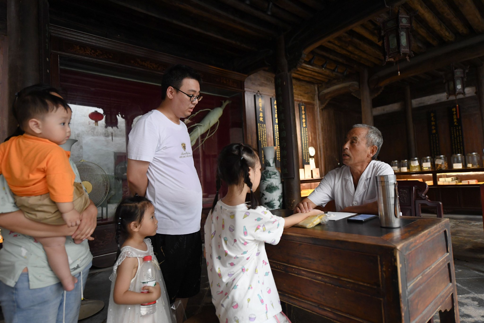 游客在诸葛村一家中医馆问诊(2023年8月1日摄)。新华社记者 翁忻旸 摄