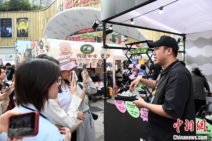  图为4月11日，江俊逸在推介自己的产品。中新社记者 蒋雪林 摄